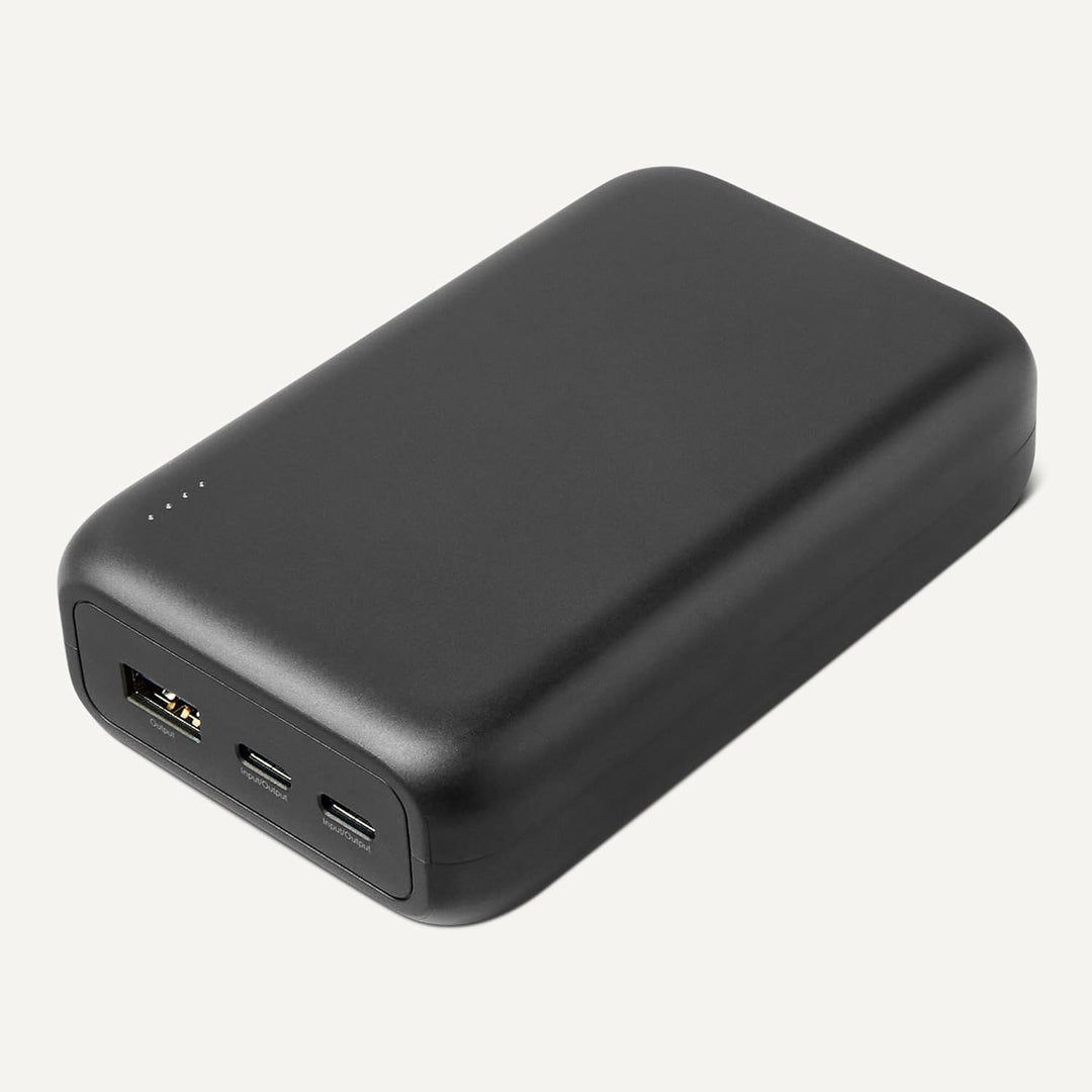 Amazon Basics Cargador portátil de alta capacidad con salida de 3 p...