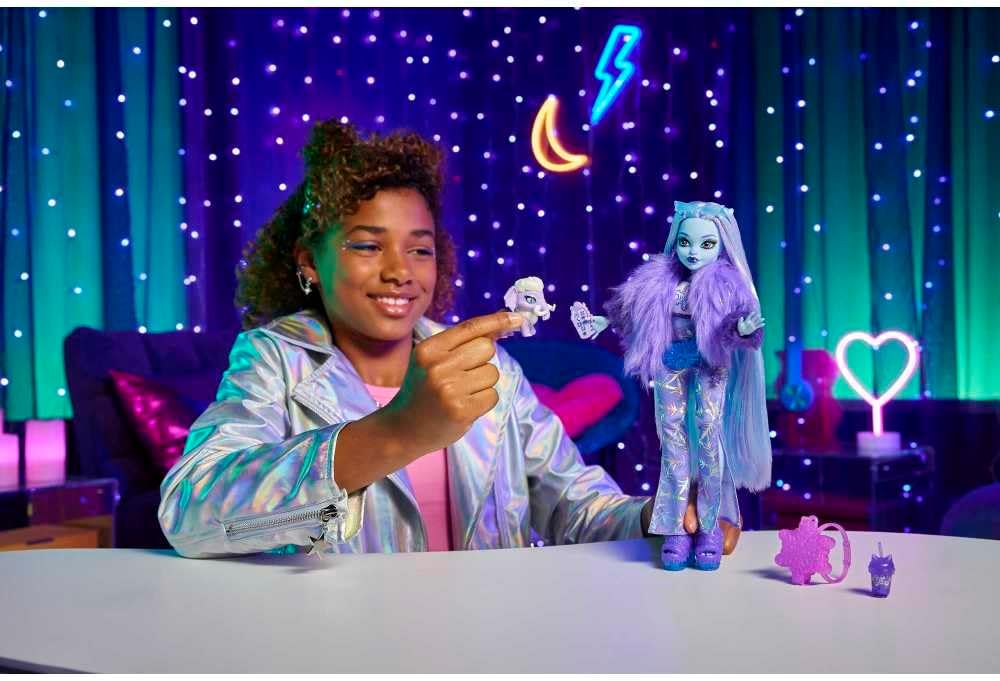 Muñeca Monster High, Abbey Bominable Yeti de moda con mamífero