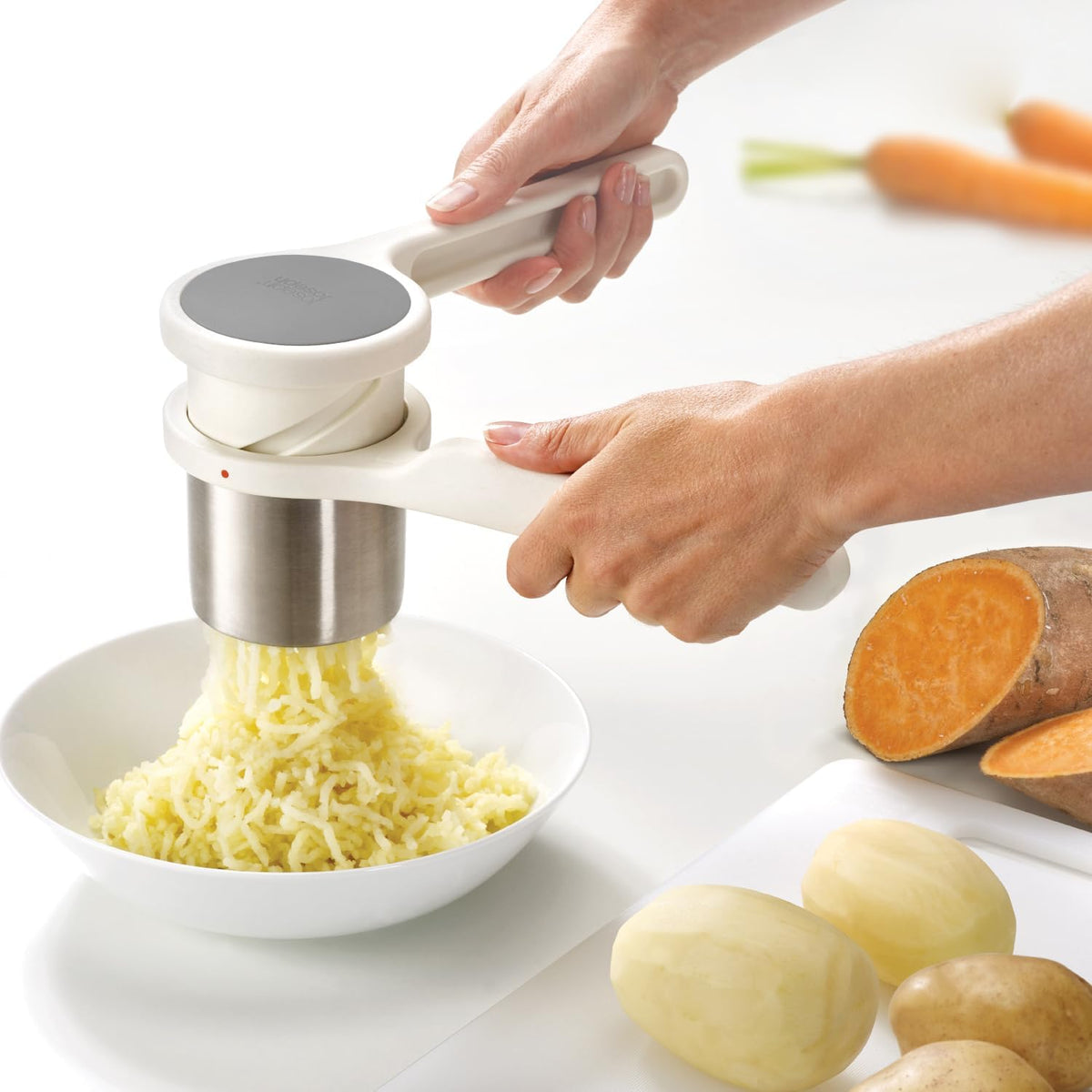 Exprimidor ergonómico, con giro, de acero inoxidable Joseph Joseph, (Potato Ricer), Blanco