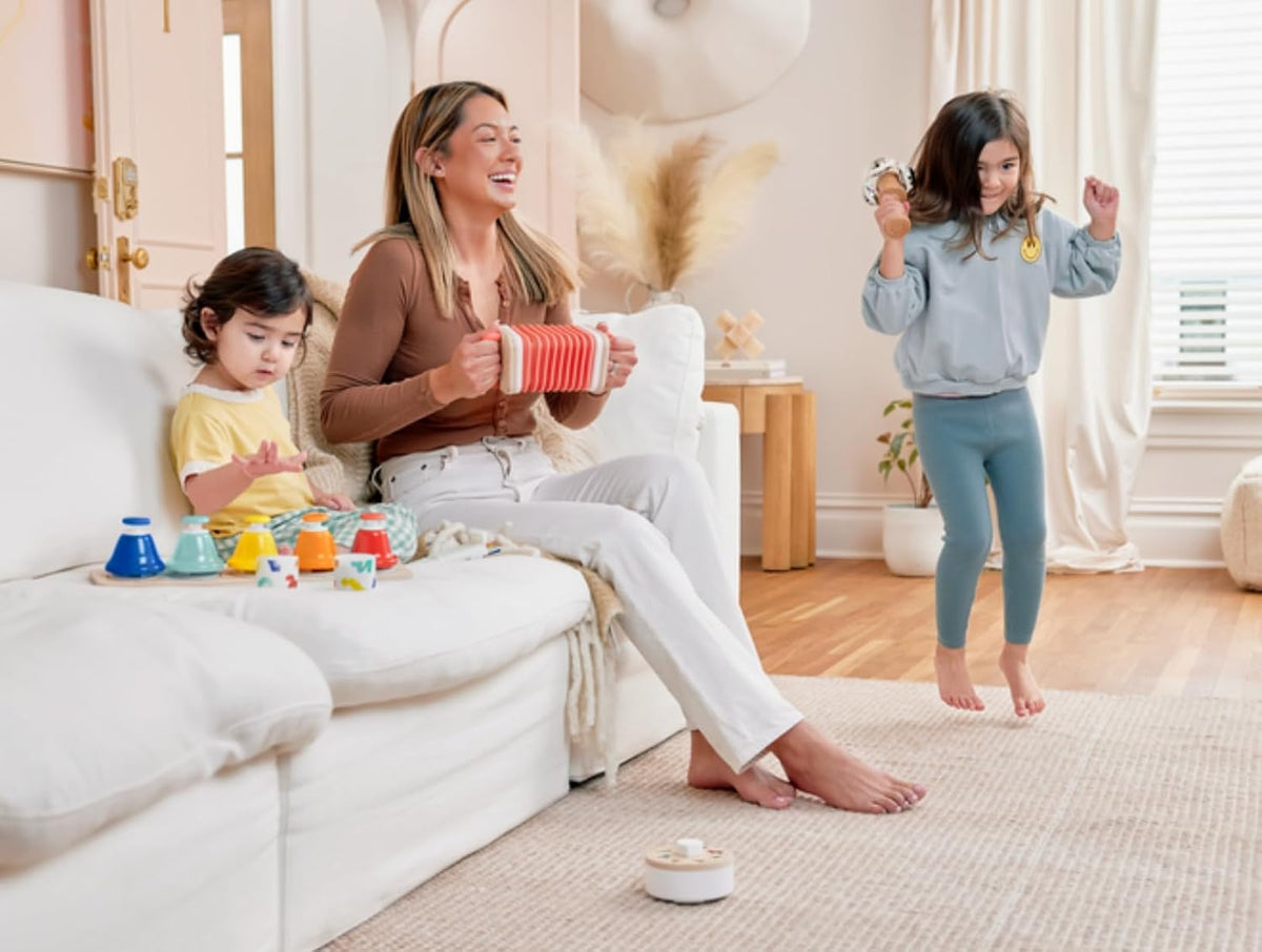 LOVEVERY El set de música | 6 instrumentos musicales Montessori y libro de ritmo | Juguetes educativos para niños pequeños y preescolares | Canciones simples y guía de juego | Edades 18 meses a 4+