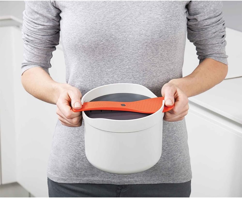 Joseph Joseph M-Cuisine - Vaporizador de arroz para microondas, 2 litros/8.5 tazas, color piedra/naranja