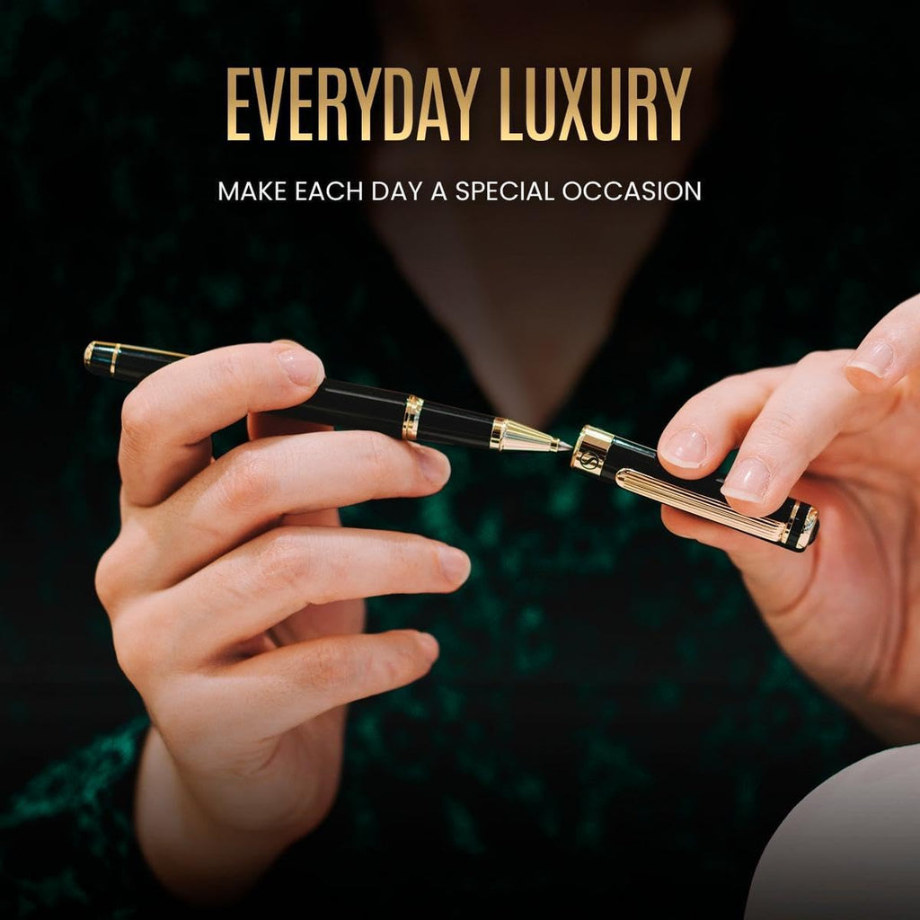 Scriveiner Bolígrafo Rollerball de Laca Negra - Impresionante Bolígrafo de Lujo, Chapado en Oro Real, Repuesto de Tinta Schmidt, El Mejor Set de Regalo de Bolígrafos Roller Ball para Hombres y Mujeres