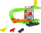 ​Hot Wheels Croc Pizza Attack Playset y auto de juguete a escala 1:64