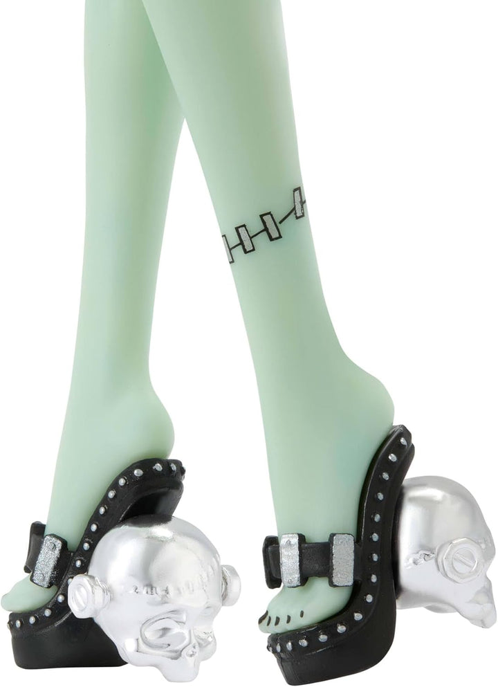 Monster High x Barbie Muñeca Frankie Stein con traje de