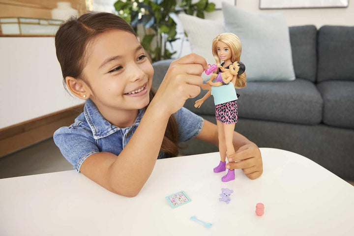 Set de Barbie Skipper Babysitters Inc con muñeca rubia en camiseta...