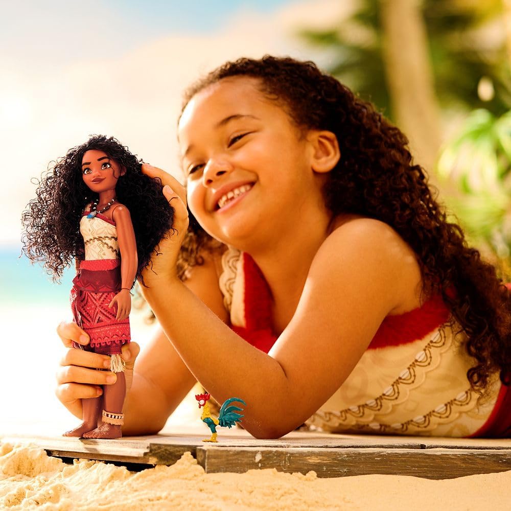 Disney Store - Muñeca oficial Moana 2 de Disney cantando - Muñeca de princesa de Disney posable con traje auténtico, collar Corazón de Te Fiti, figura de Heihei, canta "Volvemos", cabello estilizado