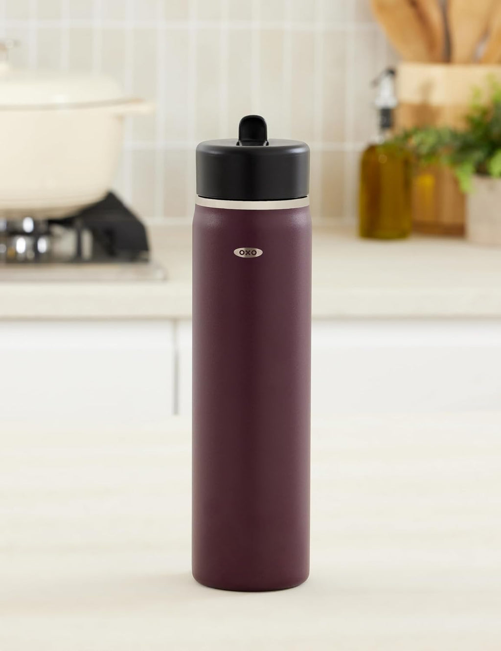 OXO Strive - Botella de agua de boca ancha de 24 onzas con tapa con popote, color granate morado