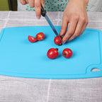 Tabla de cortar de silicona gruesa de 12.6 x 9.1 pulgadas, diseño plegable y flexible, ranuras para jugos, mango de fácil agarre, apta para lavavajillas, color azul