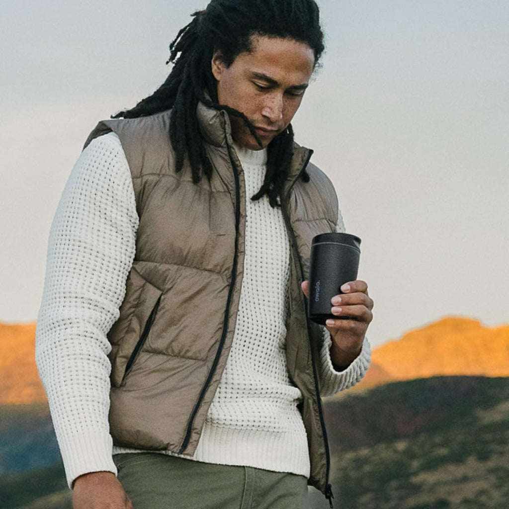 Owala SmoothSip Slider - Vaso de café de acero inoxidable con aislamiento de cerámica, sin sabor metálico, reutilizable, taza de café helado caliente, libre de BPA, 12 onzas, muy, muy oscuro