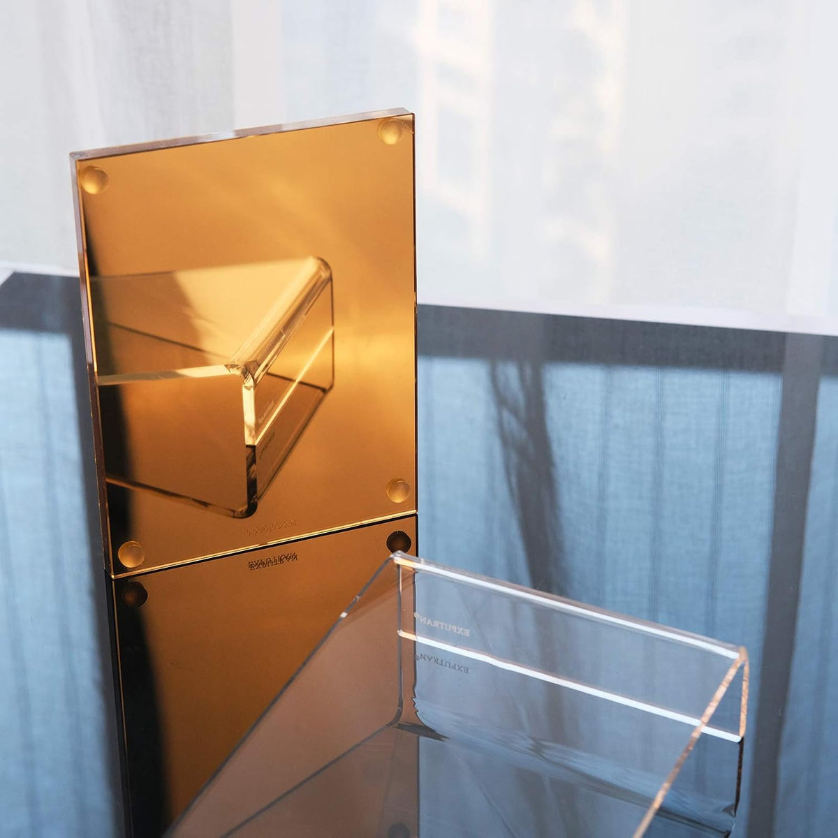 Calculadora acrílica con soporte, calculadora básica de 12 dígitos LCD de energía híbrida de batería y solar, accesorios de escritorio para el hogar y la oficina (dorado)