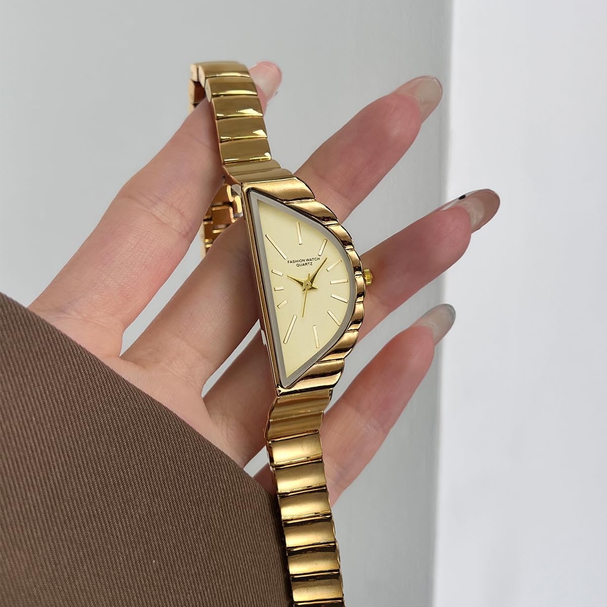 Gosasa Reloj único de triángulo dorado para mujer, delicado reloj de cuarzo