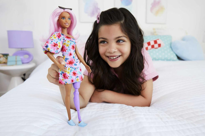 Barbie Fashionistas Doll #189 con pelo rosa y pierna protésica con...