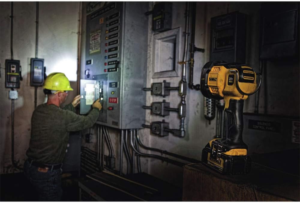 DEWALT Luz de trabajo LED máxima 20V, cabeza pivotante (DCL043)