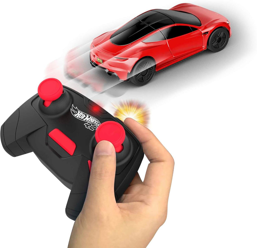 Hot Wheels Coche de juguete RC Tesla Roadster en escala 1:64, vehíc...