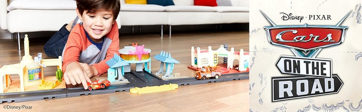 Mattel Disney y Pixar Cars On The Road Playset con 2