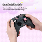 Kuitmor Funda protectora antideslizante de silicona suave compatible con el mando Xbox con 2 tapas de agarre para el pulgar y 1 adhesivo (negro Kuromi)