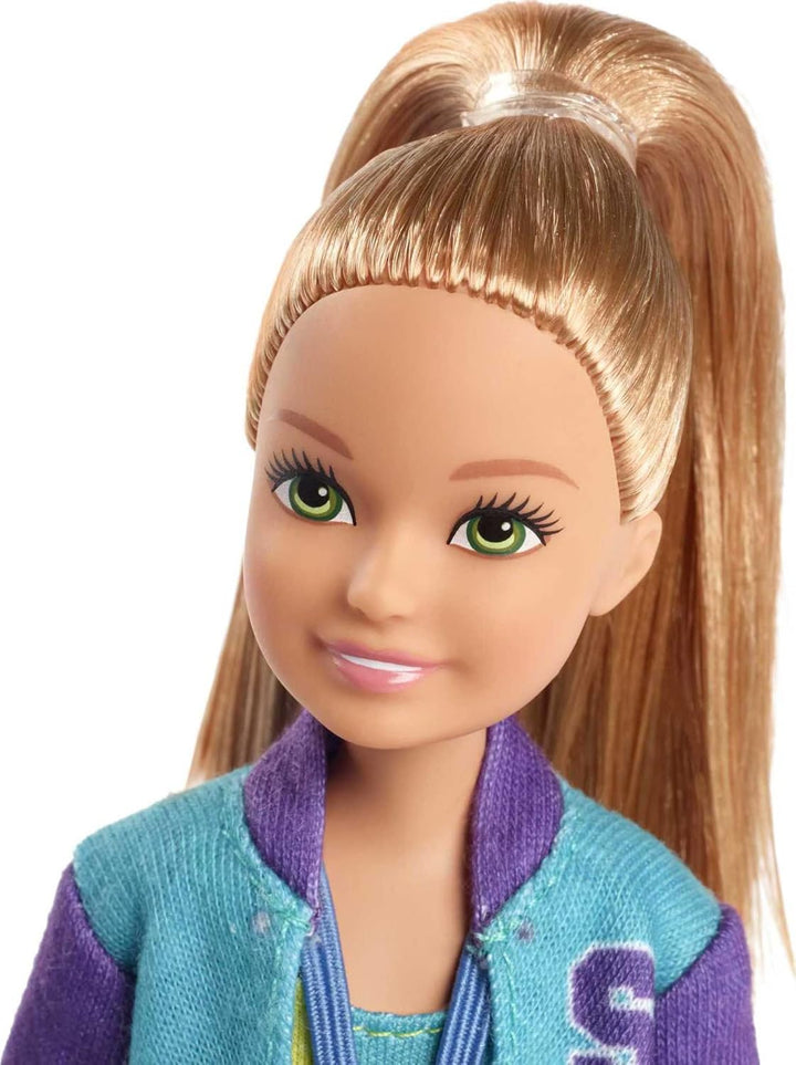 Muñeca Barbie Team Stacie y Set de Juego de Gimnasia con Barra Gira...