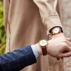 ROCOSJEWE R0101QL Juego de relojes para parejas - Caja clásica dorada con esfera blanca y correa de cuero marrón - Relojes automáticos de lujo de cuarzo para hombre y mujer - Regalo