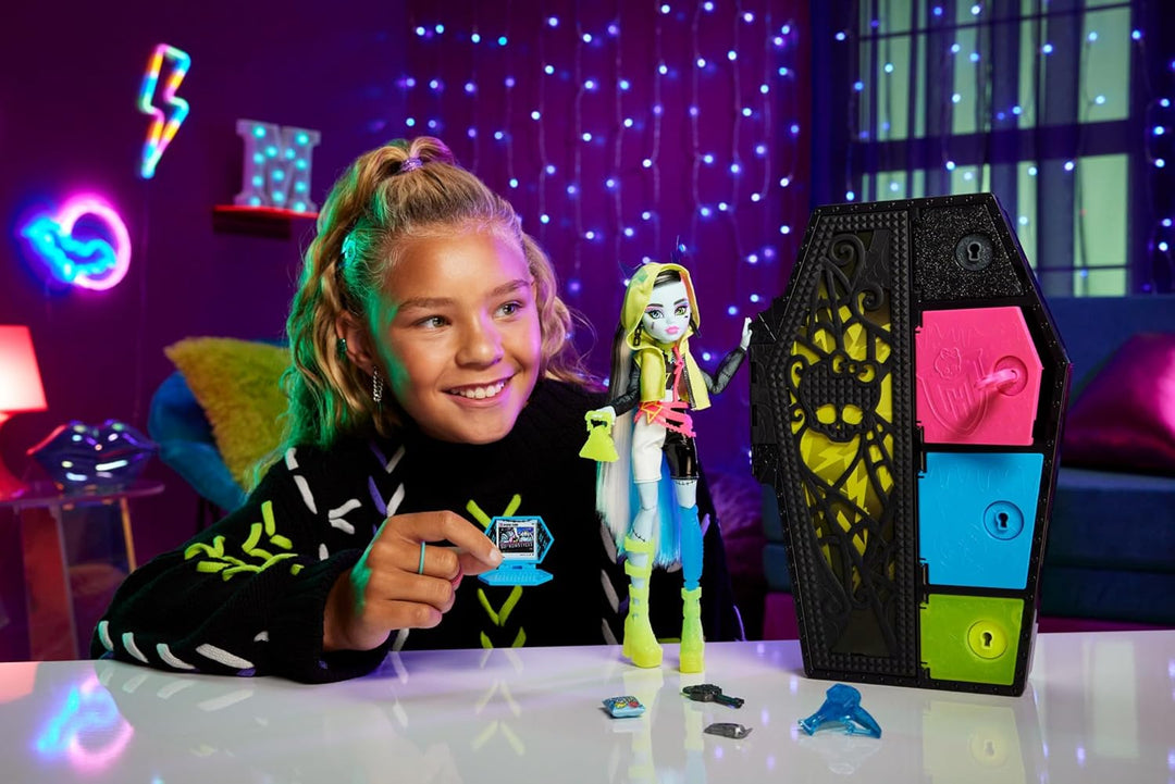 Monster High Skulltimate Secrets Neon Frights Muñeca y accesorios,...