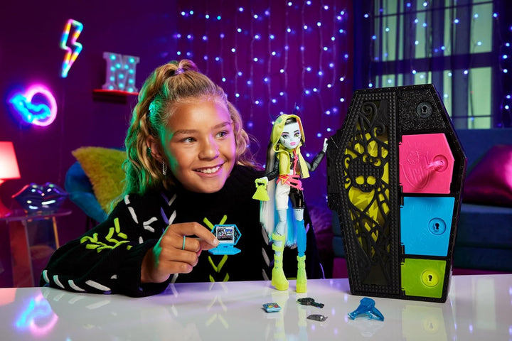 Monster High Skulltimate Secrets Neon Frights Muñeca y accesorios,...