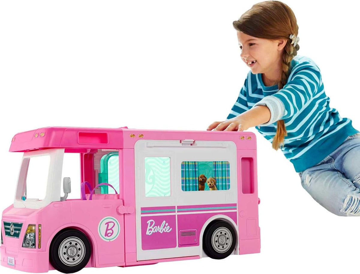 Barbie Camper, juego de muñecas con 50 accesorios, se transforma en...