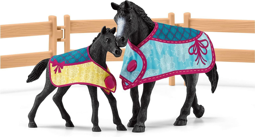 Schleich Horse Club - juego de 34 piezas de juguetes de caballos para el establo con figuras de yegua y potro, figura de gato y accesorios - set de extensión de establo para niñas y niños - juguetes