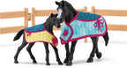 Schleich Horse Club - juego de 34 piezas de juguetes de caballos para el establo con figuras de yegua y potro, figura de gato y accesorios - set de extensión de establo para niñas y niños - juguetes