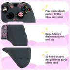 Kuitmor Funda protectora antideslizante de silicona suave compatible con el mando Xbox con 2 tapas de agarre para el pulgar y 1 adhesivo (negro Kuromi)