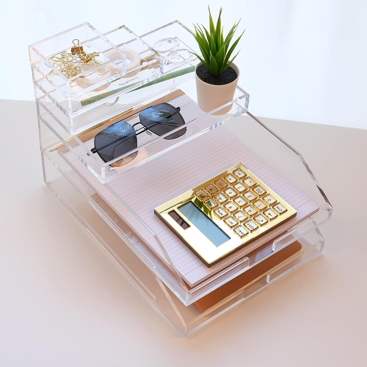 Calculadora acrílica con soporte, calculadora básica de 12 dígitos LCD de energía híbrida de batería y solar, accesorios de escritorio para el hogar y la oficina (dorado)