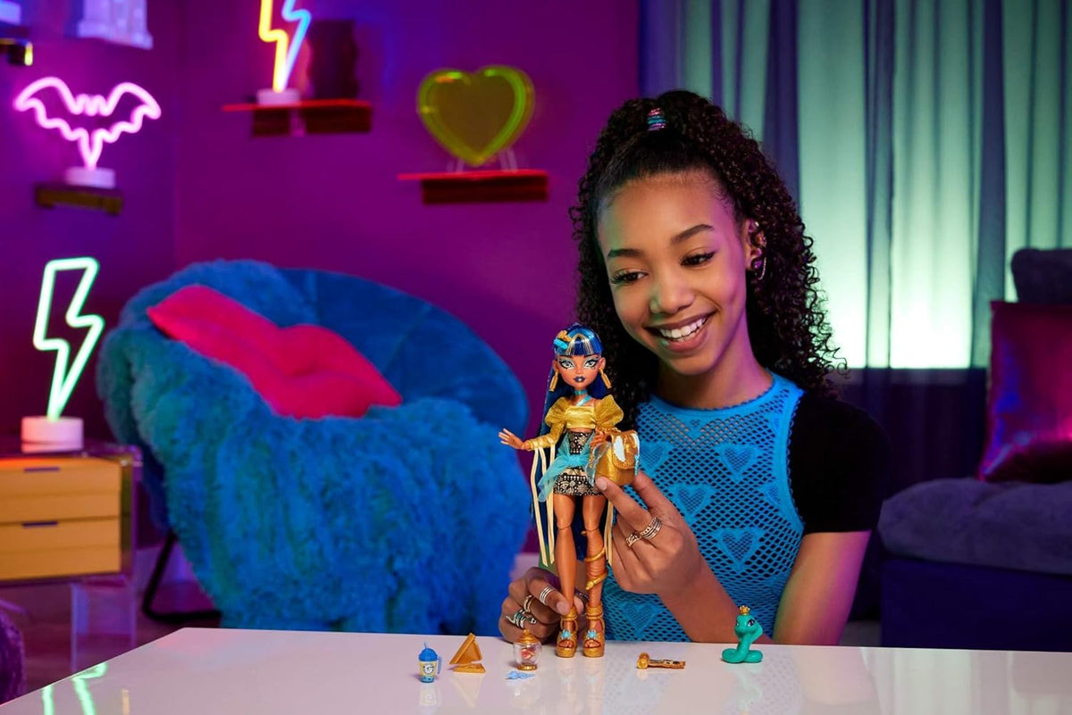 Muñeca Monster High Cleo De Nile con blusa dorada y falda de capas,...