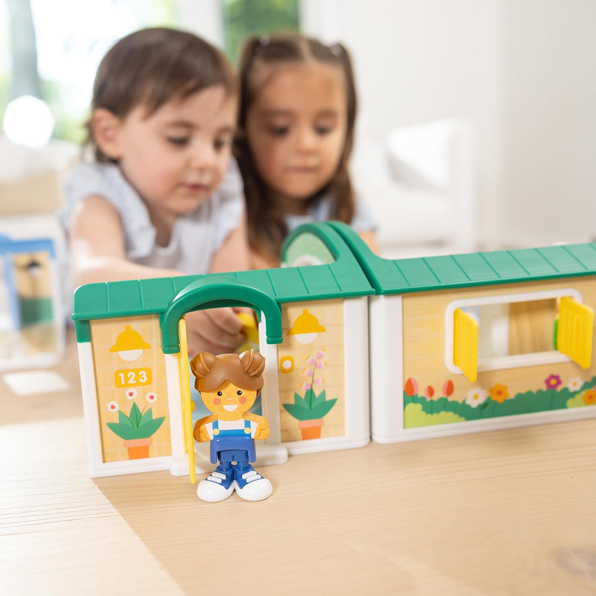 Melissa & Doug Cheery Lane - Casa de juegos modular y figuras, juego de