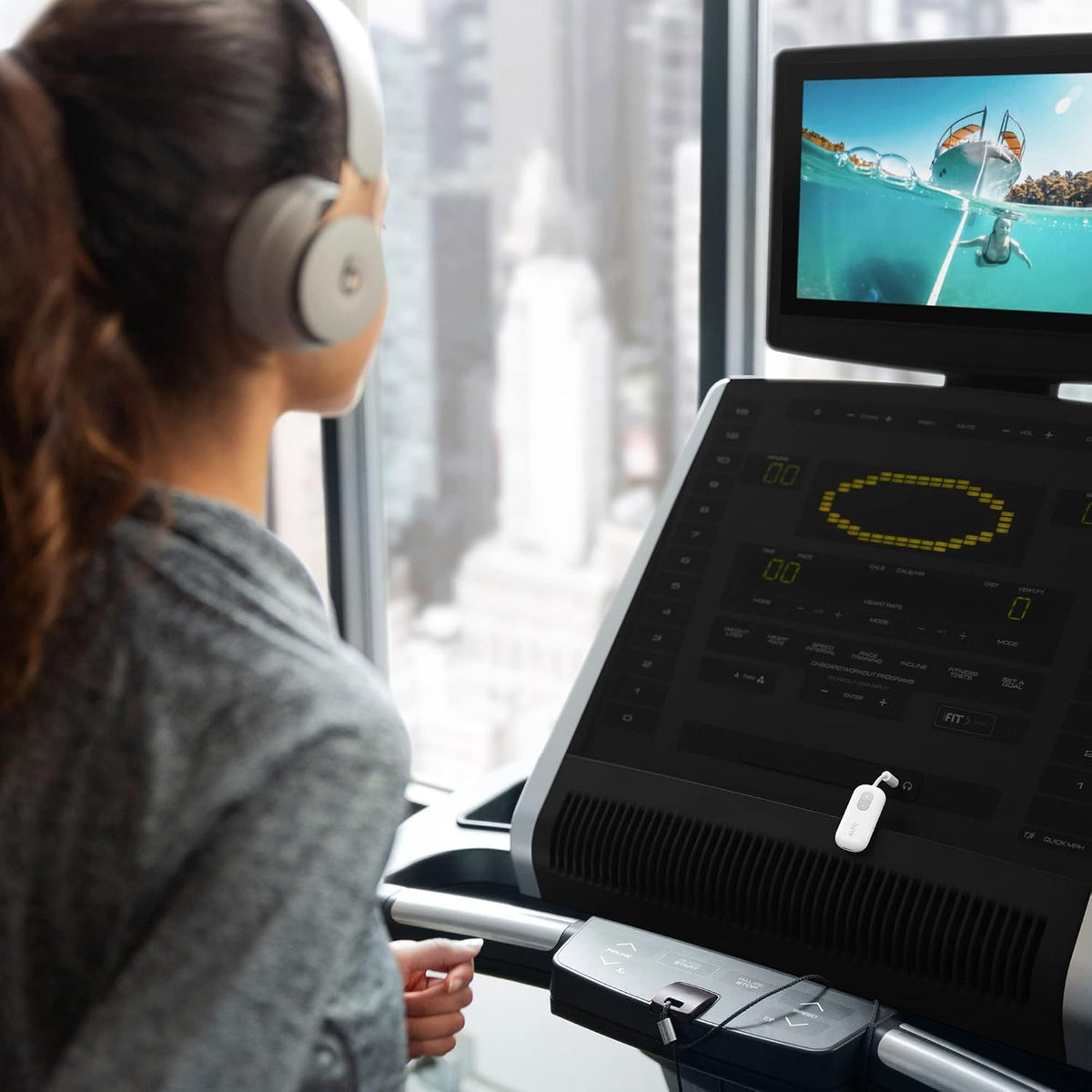 Twelve South AirFly SE, Transmisor de Audio Bluetooth Inalámbrico para AirPods/Auriculares Inalámbricos o con Cancelación de Ruido; Usar con Cualquier Conector de Audio de 3.5 mm en Aviones, Equipos