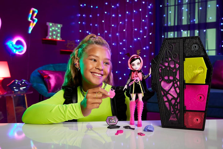 Monster High Skulltimate Secrets Neon Frights Muñeca y Accesorios,...