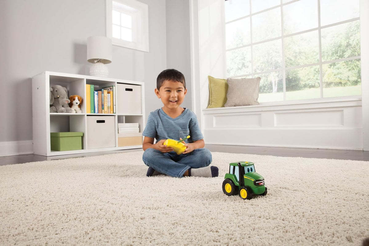 Tomy John Deere - Juguete de tractor Johnny con control remoto, color verde