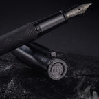 Pluma fuente HONG DIAN Black Forest Max, plumilla fina recubierta de titanio, grabado de nudo chino, escritura suave, con convertidor y estuche metálico