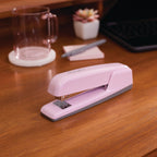 Swingline - Engrapadora, capacidad para 30 hojas, engrapadora 747 de negocios, sin atascos, metálica, rosa suave (S7074740)