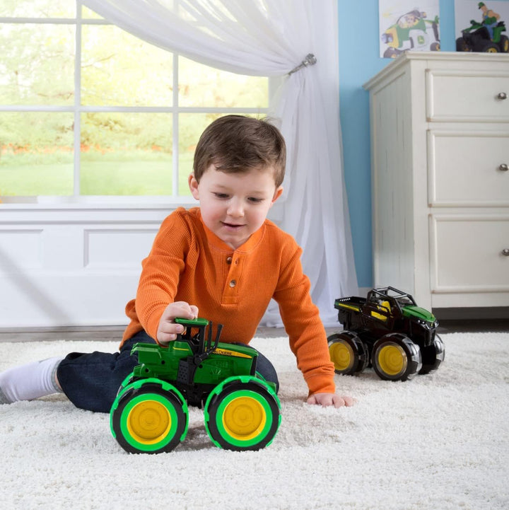 Monstruo John Deere con ruedas y huella iluminada Tractor