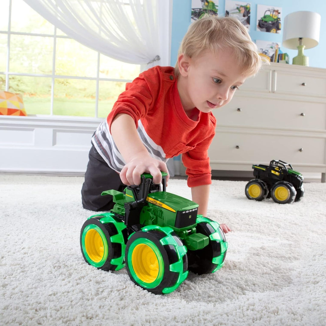Monstruo John Deere con ruedas y huella iluminada Tractor