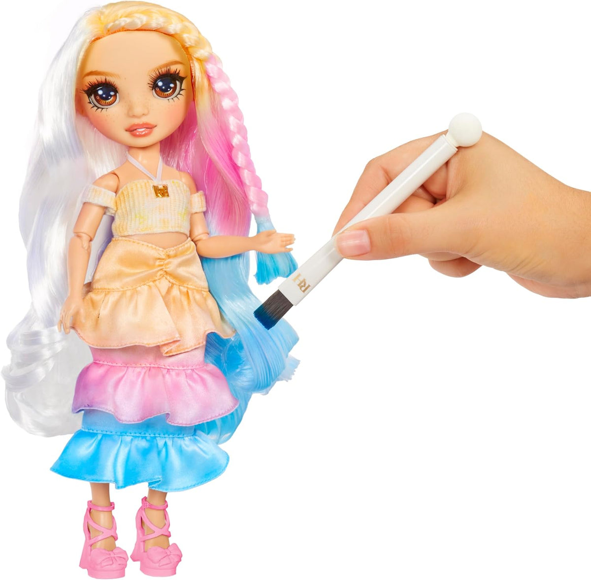 Rainbow High Muñeca de moda DIY para crear y colorear con acuarelas lavables + kit de teñido anudado, ojos marrones, cabello rizado, top y zapatos extra. Colorea, crea, juega, enjuaga y repite