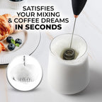 Zulay Kitchen Potente varita espumadora de leche con baterías Duracell - Mezclador de bebidas portátil ultrarrápido - Máquina de espuma eléctrica para café, lattes, capuchino y matcha, triple batidor