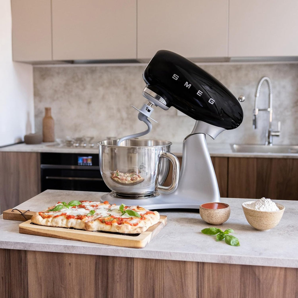 SMEG SMF04 - Batidora de pie Classico de 5 cuartos con arranque suave y mezcla constante, motor de 600 W, 10 velocidades, cuenco de acero inoxidable y escudo de vertido, mezclador planetario estilo