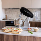 SMEG SMF04 - Batidora de pie Classico de 5 cuartos con arranque suave y mezcla constante, motor de 600 W, 10 velocidades, cuenco de acero inoxidable y escudo de vertido, mezclador planetario estilo