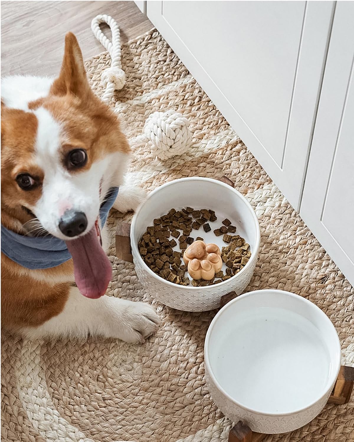 LE TAUCI Cuencos de cerámica para perros con soporte de madera de acacia, juego de alimentos y agua de 7 pulgadas para perros medianos, cuencos con peso para mascotas