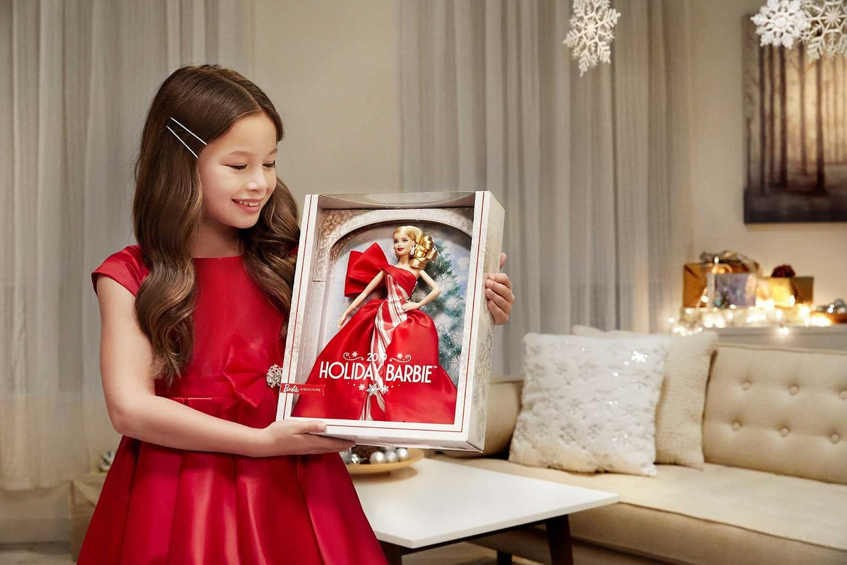 Barbie Muñeca navideña 2019, 11.5 pulgadas, rubia, con vestido rojo y blanco, con soporte para muñeca y certificado de autenticidad