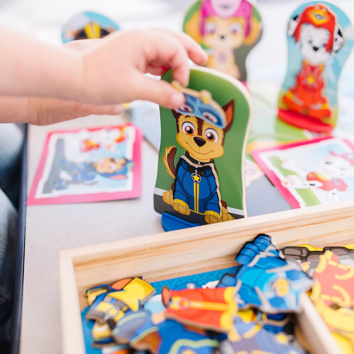 Melissa & Doug Juego de actividades magnéticas de madera de Paw Patrol