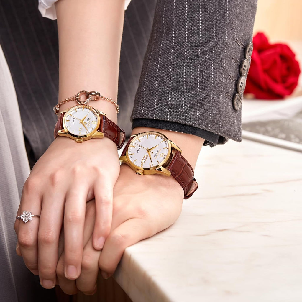 ROCOSJEWE R0101QL Juego de relojes para parejas - Caja clásica dorada con esfera blanca y correa de cuero marrón - Relojes automáticos de lujo de cuarzo para hombre y mujer - Regalo