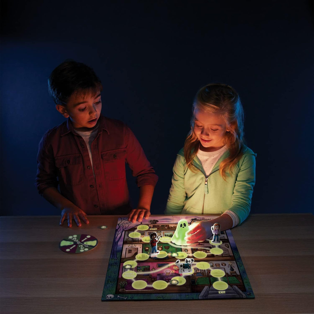 Peaceable Kingdom Ghost in the Attic - Juego de mesa cooperativo para la noche de juegos familiares - Juego de mesa único que brilla en la oscuridad - Ideal para niños a partir de 5 años