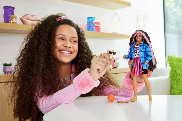 Muñeca Barbie Extra y accesorios con pelo rosa engarzado y rizado e...