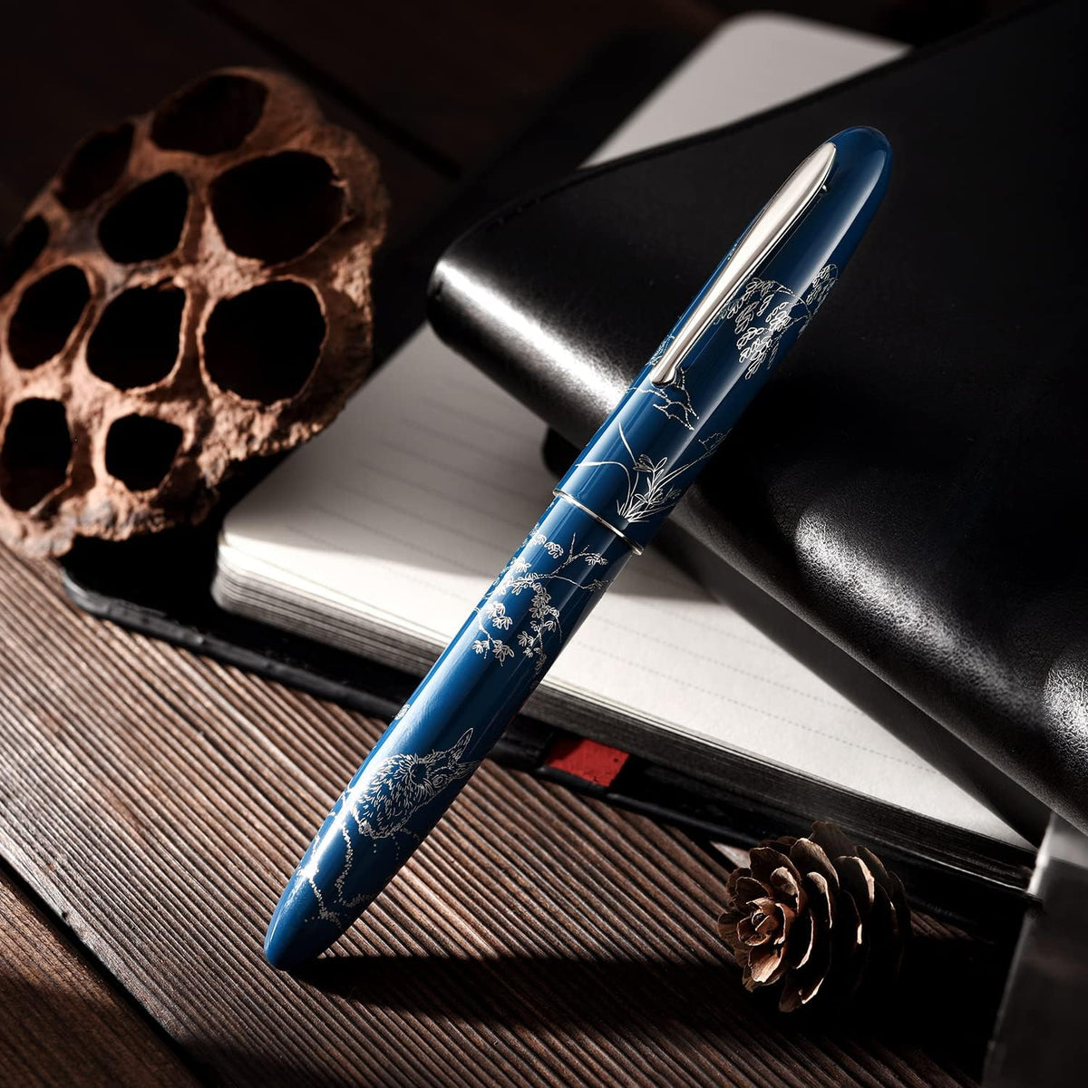 HONG DIAN N23 Blue Rabbit - Pluma estilográfica, punta extra fina de iridio, borde plateado, diseño de tallado de conejo de la suerte de año nuevo, bolígrafo de escritura suave con convertidor y juego de caja de bolígrafo de metal