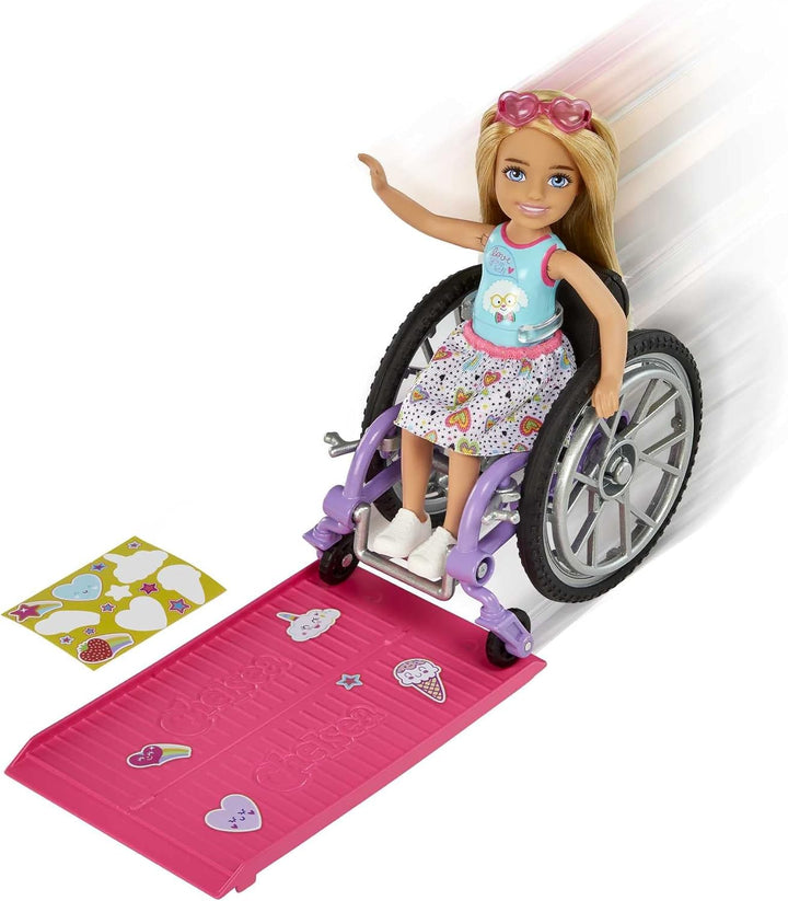 Barbie Muñeca y silla de ruedas Chelsea con ruedas móviles, rampa,...